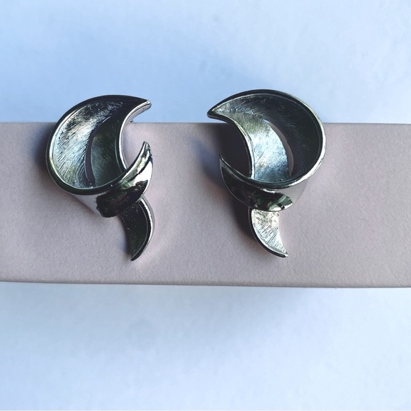 VINTAGE CROWN TRIFARI Silver 3.5”Leaf Brooch & Clip-On Earrings SET,Pristine MCM - Picture 3 of 10